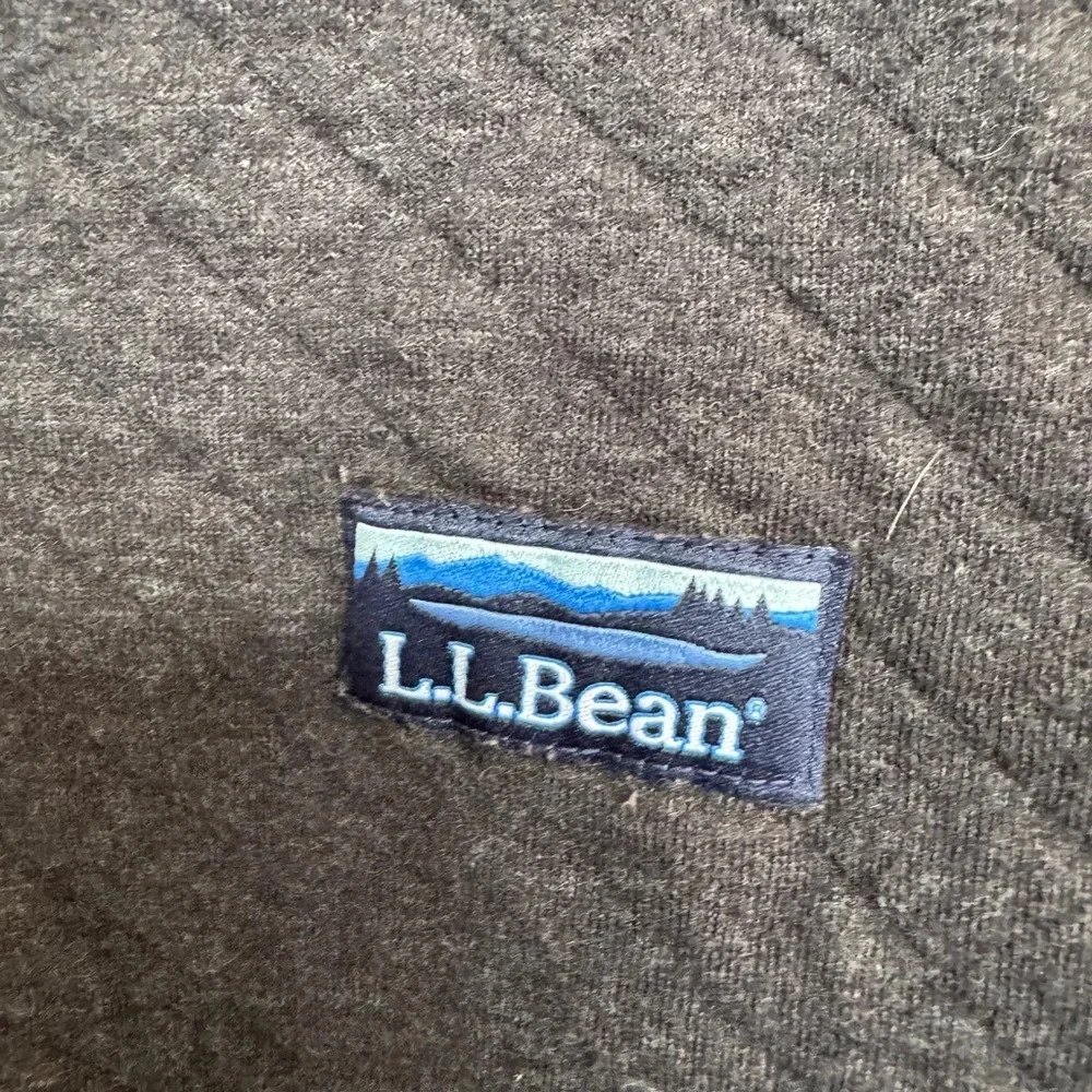 L.L. Bean Men's Grey Quilted Mockneck Sweatshirt
Size Medium - Picture 4 of 7